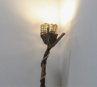 Bastón decorativo rústico con base de madera i luz