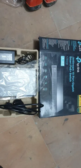 Switch TP-Link 8-Puertos Gigabit PoE+2 RANURAS SFP