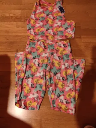 Conjunto deportivo mallas y top estampado