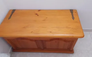 Baúl de madera maciza
Cama individual y colchón