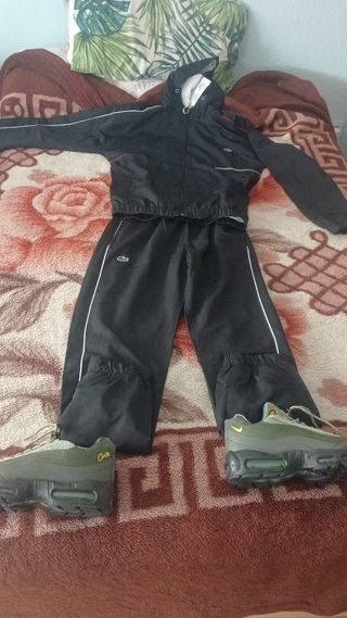 Conjunto deportivo Lacoste negro y zapatillas verd
