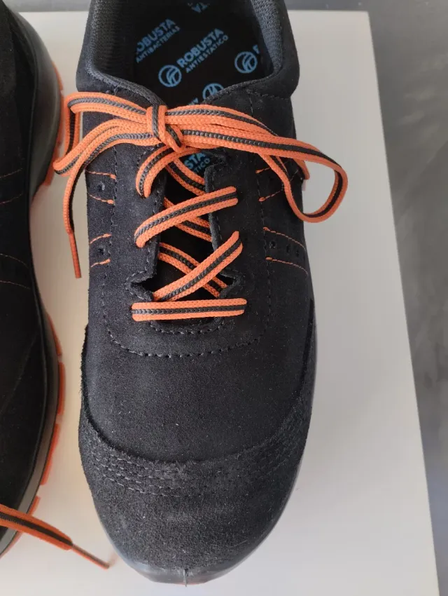 Zapatos de seguridad negros y naranjas