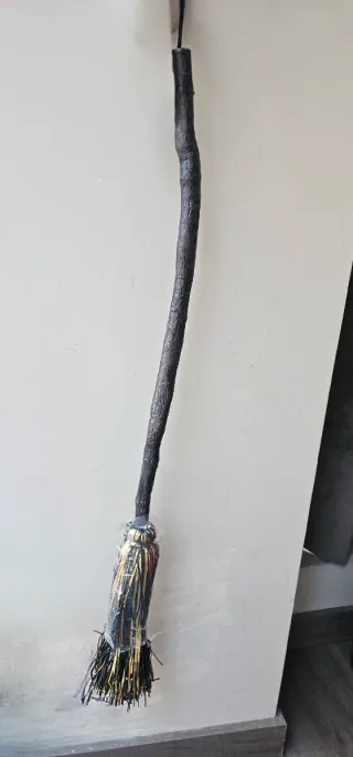 Escoba de disfraz marrón y dorada