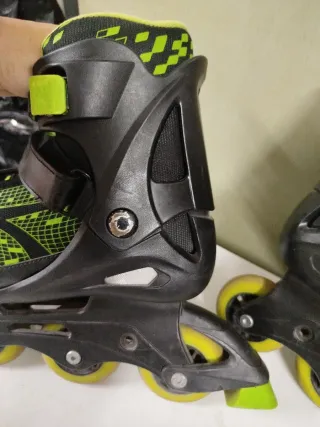 Patines en línea negros y verdes