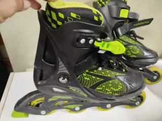 Patines en línea negros y verdes
