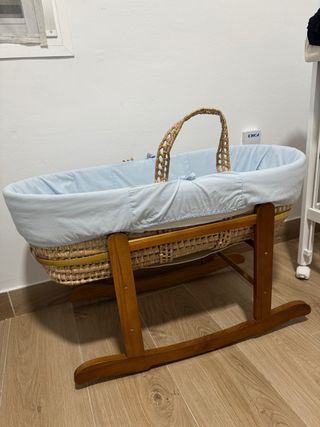 Moisés de mimbre con balancín