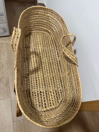 Moisés de mimbre con balancín.