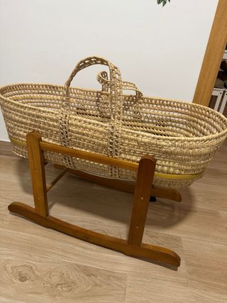 Moisés de mimbre con balancín.