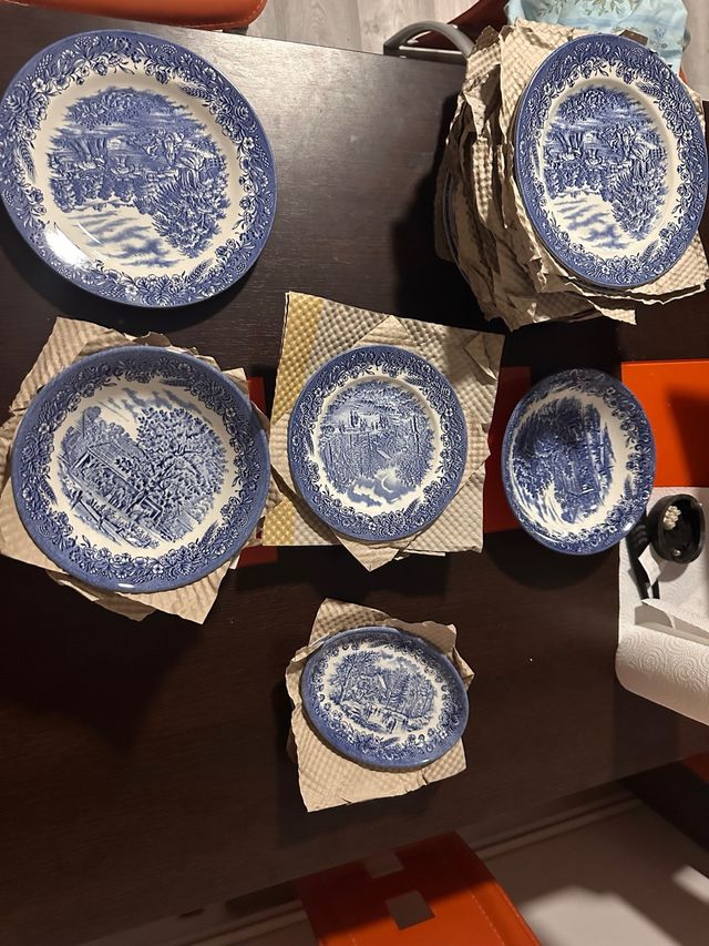 Vajilla Churchill Azul y Blanca sin usar