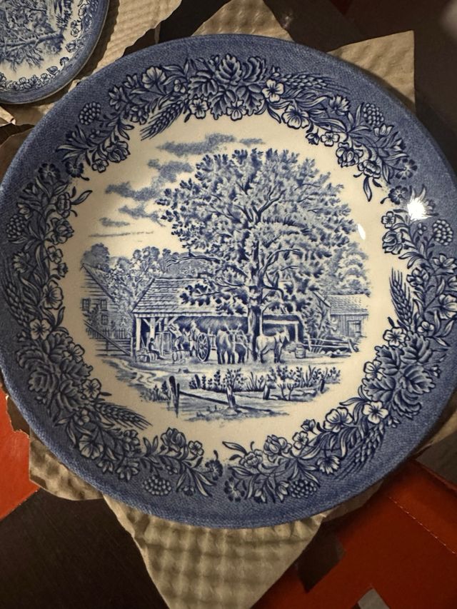 Vajilla Churchill Azul y Blanca sin usar