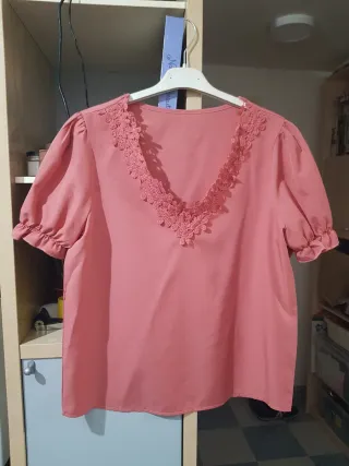 Blusa rosa con encaje