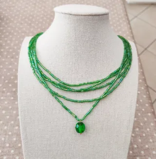 Collana con cristallo verde sfaccettato
