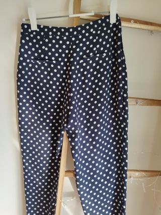 Pantalones de lunares azul y blanco