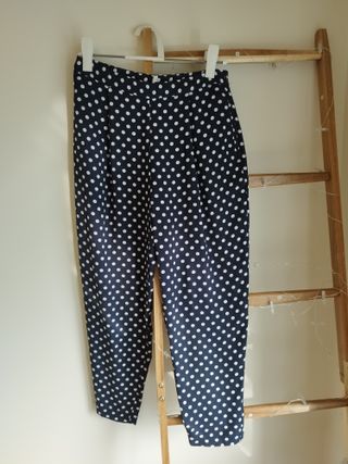 Pantalones de lunares azul y blanco