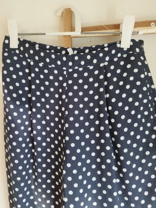 Pantalones de lunares azul y blanco