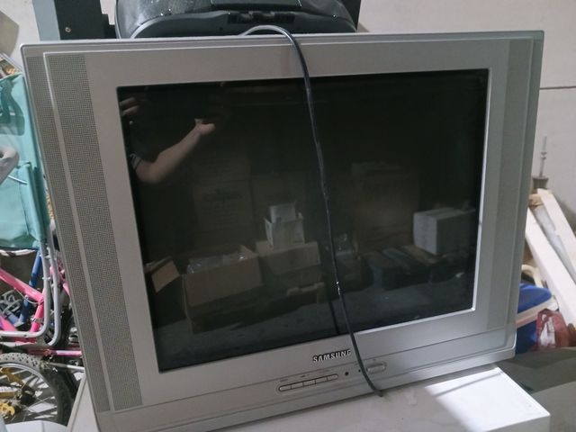 Televisor Plata y Beige