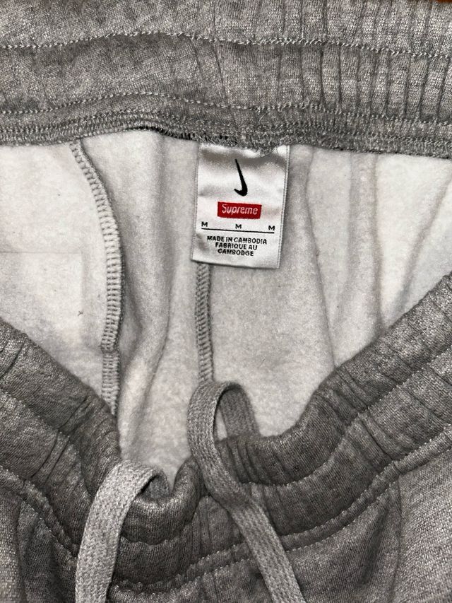 Pantalón deportivo Supreme x Nike 