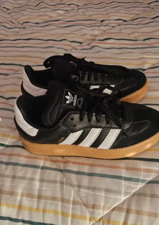 Zapatillas Adidas Negras y Blancas