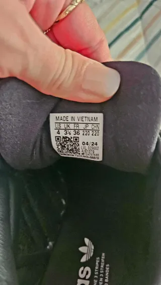 Zapatillas Adidas Negras y Blancas