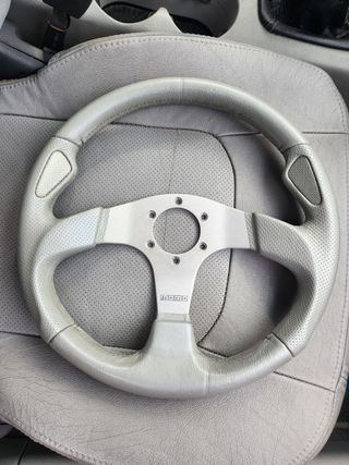 Volante deportivo Momo cuero gris