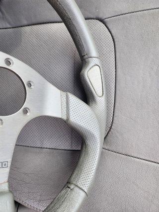Volante deportivo Momo cuero gris