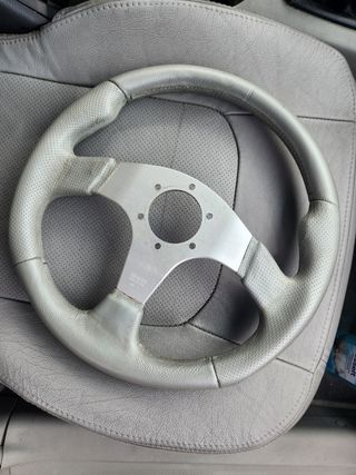 Volante deportivo Momo cuero gris