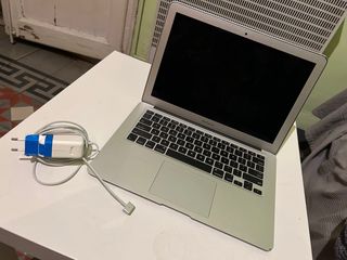 MacBook Air con cargador
