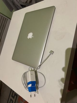 MacBook Air con cargador