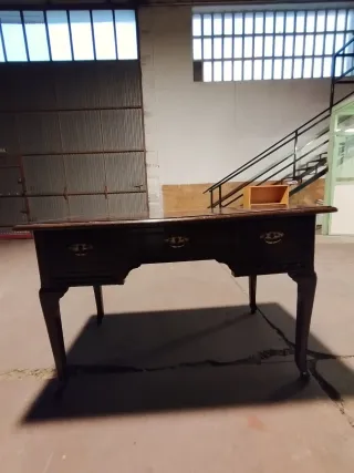 Mesa y silla de madera