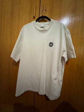 Camiseta beige con logo