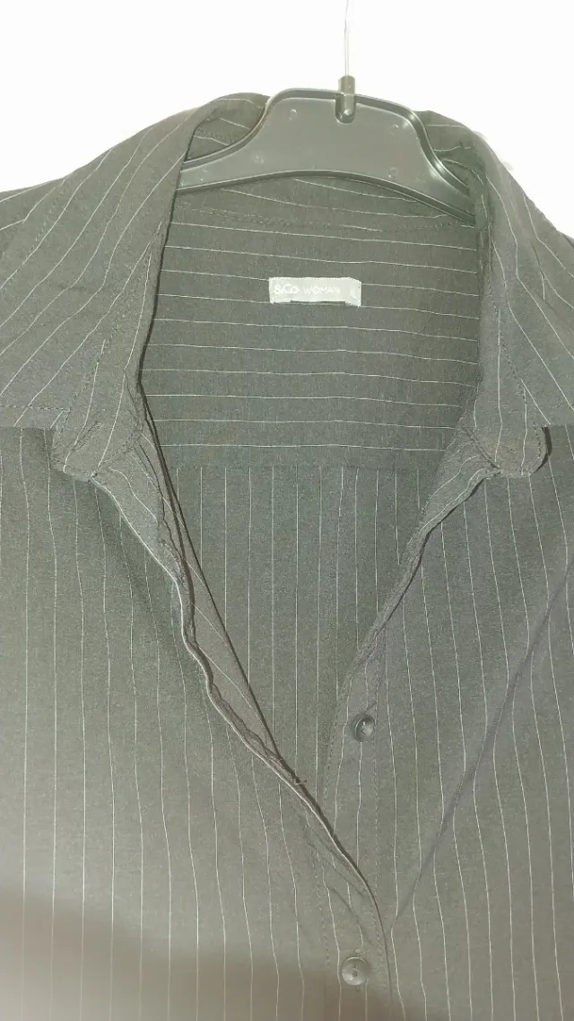 Camisa de vestir negra con rayas finas