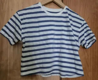 Camiseta de rayas azul y blanco