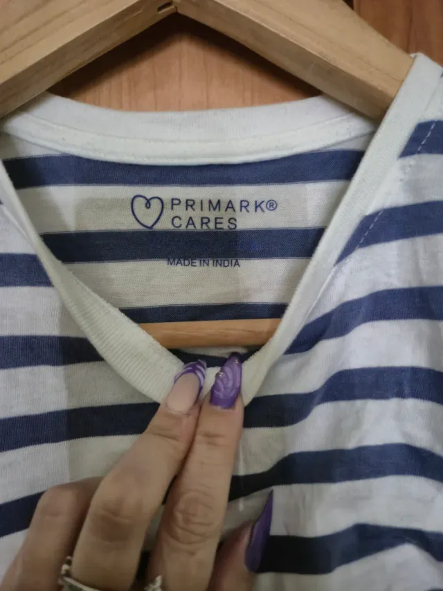 Camiseta de rayas azul y blanco