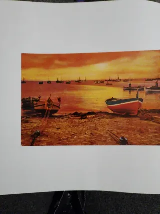 Postal pirata de sol con barcos en la playa