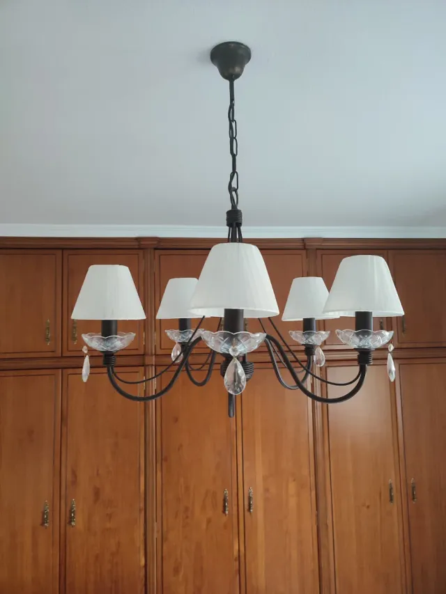 Lámpara de techo colgante de metal y cristal.