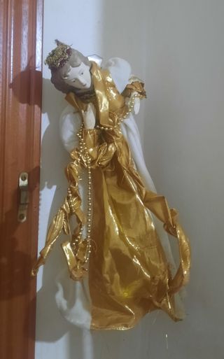 Angelo in ceramica con corona e perle