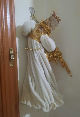 Angelo in ceramica con corona e perle