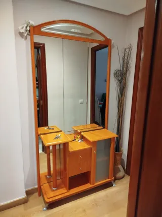 Mueble recibidor con espejo.