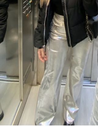 Pantalón plateado brillante, en muy buen estado 