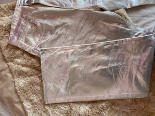 Pantalón plateado brillante, en muy buen estado 