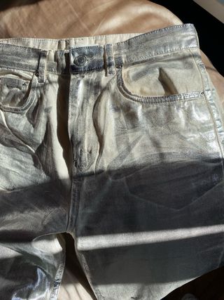 Pantalón plateado brillante, en muy buen estado 