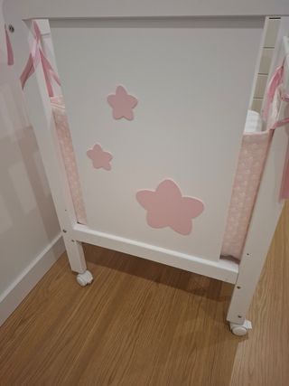 Cuna de bebé blanca con estrellitas rosas