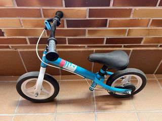 Bicicleta de equilibrio azul