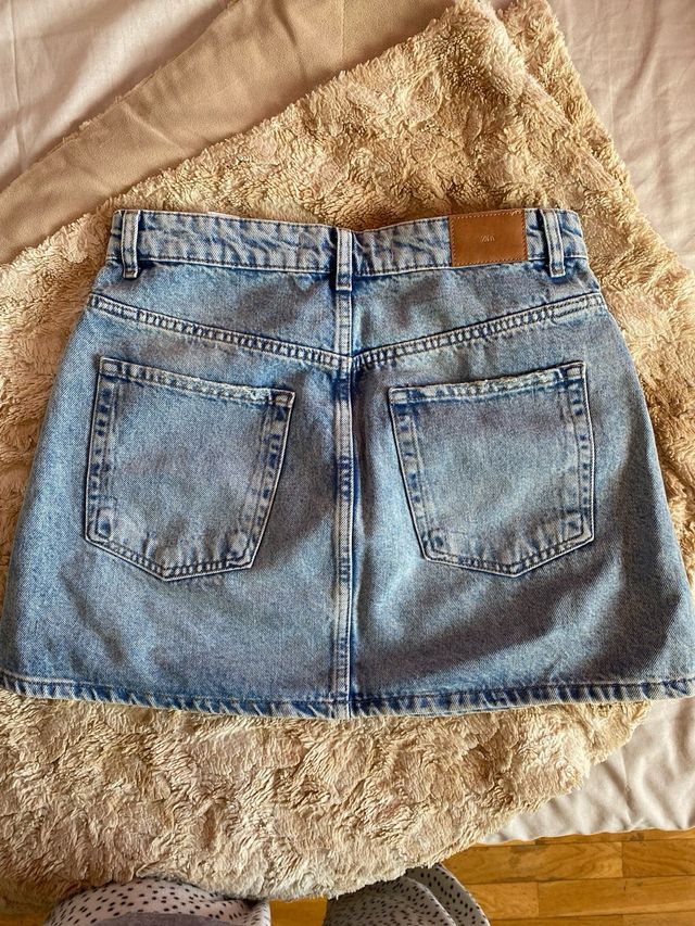 Minifalda vaquera desgastada, sin ningún uso