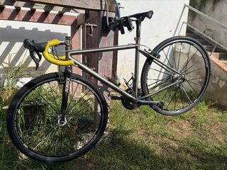 Bicicleta Gravel Titanio