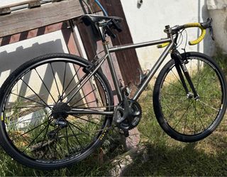Bicicleta Gravel Titanio