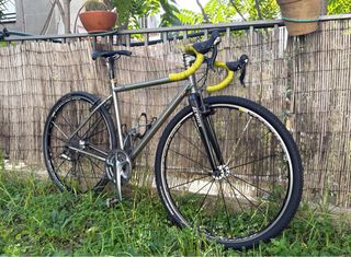 Bicicleta Gravel Titanio