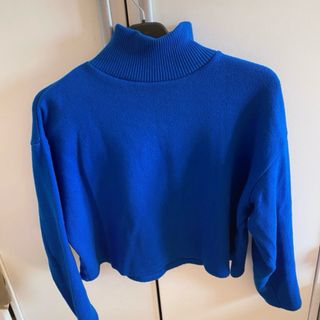 Jersey cuello alto azul, tacto muy agradable 