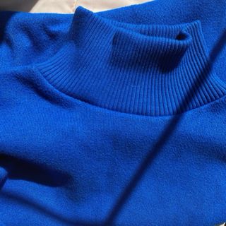 Jersey cuello alto azul, tacto muy agradable 