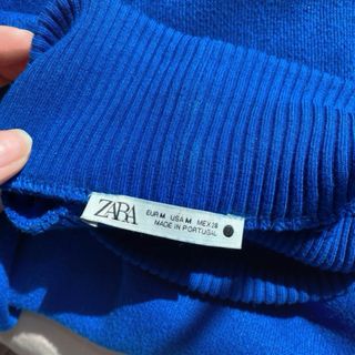 Jersey cuello alto azul, tacto muy agradable 